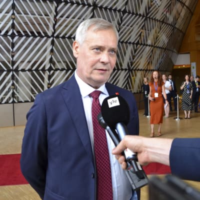 Antti Rinne intervjuas av flere journalister