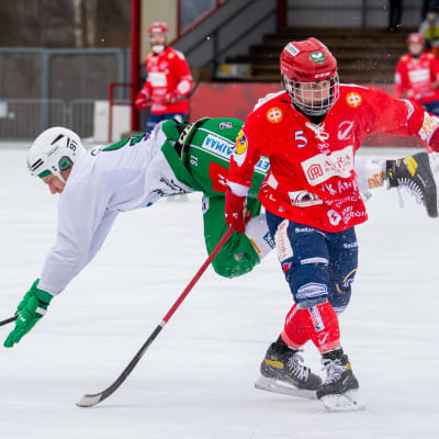 Tuomas Antikainen i närkamp med Ere Verhelä.