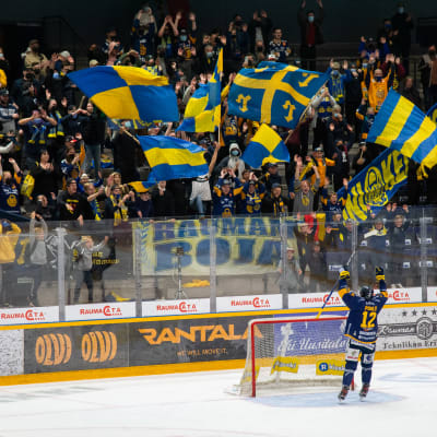 Lukon Scott Pooley huudattaa kannattajakatsomoa voiton kunniaksi,