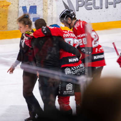 Otto Kivenmäki leds bort från isen.