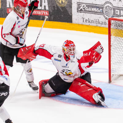 Niko Hovinen fångar en puck i plockhandsken.