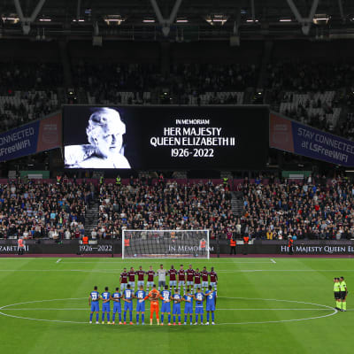 Spelare håller tyst minut för att hedra minnet av Drottning Elisabeth II.