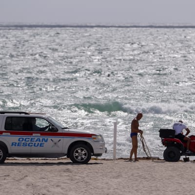 Livräddare i Miami Beach i Florida gör förberedelser inför orkanen Irmas ankomst.