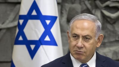 Premiärminister Benjamin Netanyahu får hård kritik av sina egna partikamrater efter avtalet med FN om afrikanska migranter 