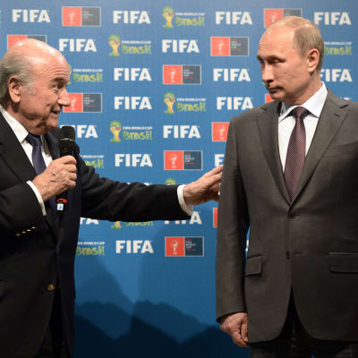 Sepp Blatter och Vladimir Putin på scen.