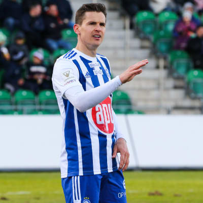 HJK:n Jukka Raitala heilauttaa kättään.