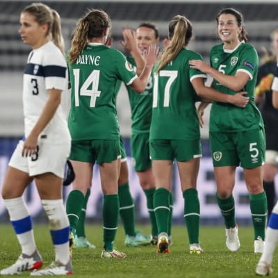 Irland firar mål mot Finland.