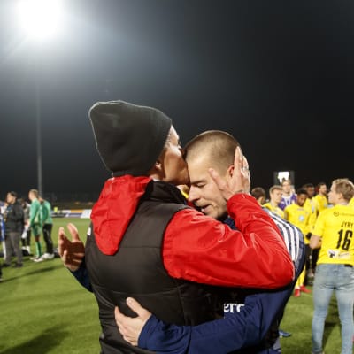Simo Valakari (KuPS) ja Roope Riski herkkä hetki mestaruuden ratkeamisen jälkeen.