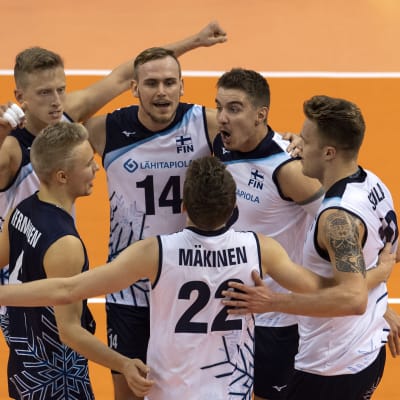 Finlands volleybollherrar kramar om varandra efter seger.