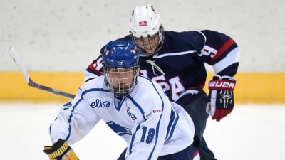 Janne Kuokkanen driver med pucken i en match mot USA 2015.