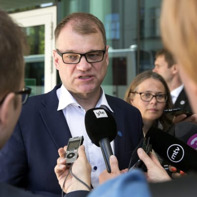 Statsminister Juha Sipilä fick kommentera Sannfinländarnas ordförandeskifte under sitt besök i Tallinn.