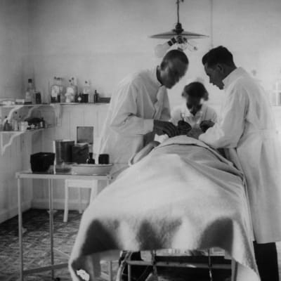 En operation i en operationssal år 1930
