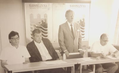 Oopperajuhlien tiedotustilaisuus 1988. Uusi taiteellinen johtaja, oopperalaulaja Walton Grönroos, valtuuston puheenjohtaja Eero Rantala, juhlien johtaja Pentti Savolainen sekä talousjohtaja Harri Kainulainen.