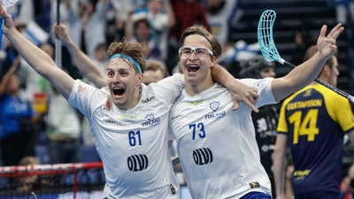 Peter Kotilainen och Justus Kainulainen firar i VM-finalen.