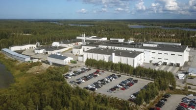 Ett fabriksområde fotograferat från luften. 