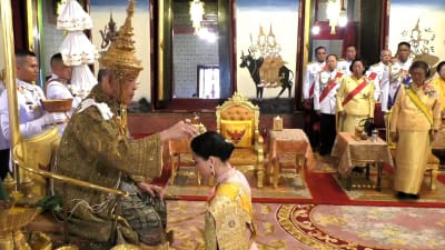 Thailands kung kröner sin drottning under festlig ceremoni.