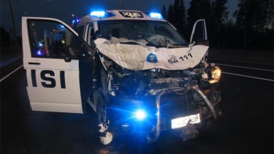 Polisbil som skadats i en krock med en älg