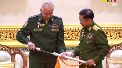 Statlig tv visade på fredagen hur Rysslands utrikesminister Alexander fick ta emot en gåva, ett svärd, av juntaledaren Min Aung Hlaing. 