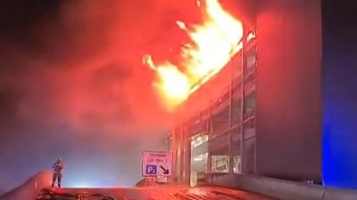 Tulipalo parkkitalossa Lutonin lentokentällä.