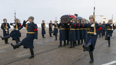 Ryssland bekräftar endast uppgifter om dödade ryska soldater och piloter i Syrien. Här begravs piloten Roman Filipov som dödades av rebeller då hans plan störtade