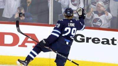 Patrik Laine firar ett mål i NHL.