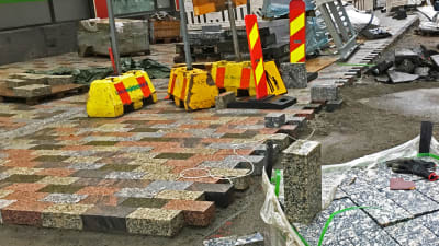 Gatan uppgrävd, renovering pågår.