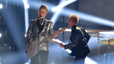 Topi Latukka och Eero Keskinen på Eurovisionsscenen.