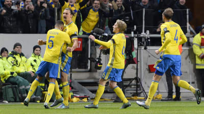 Sverige vann första mötet i det nordiska playoffdramat.