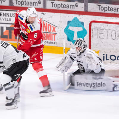 Jesse Joensuu framför TPS-målet.