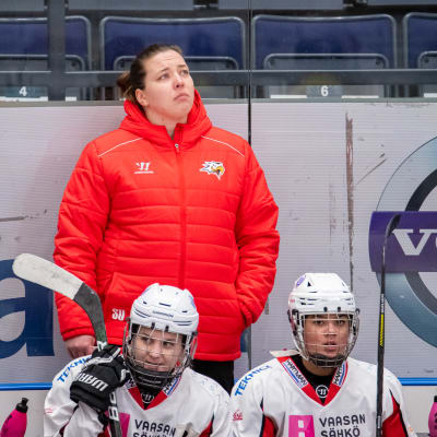 Vaasan Sportin päävalmentaja Susanne Uppgård katselee vaihtopenkin takana taululle.