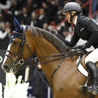Ruotsalaisratsastaja Angelica Augustsson Zanotelli hevosellaan Kalinka van de Nachtegaele Helsingin Horse Show'ssa 23.10.2022.