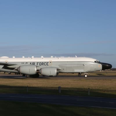 Yhdysvaltain ilmavoimien RC-135 Rivet Joint -tiedustelukone kuvattuna kiitoradalla aamunkoitossa.