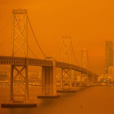 Brandröken färgade himlen orange i San Francisco. 