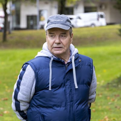 Ari Airas seisoo puistossa