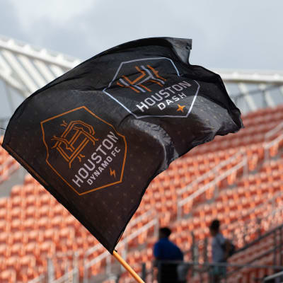 Houston Dashin lippu liehuu stadionilla.