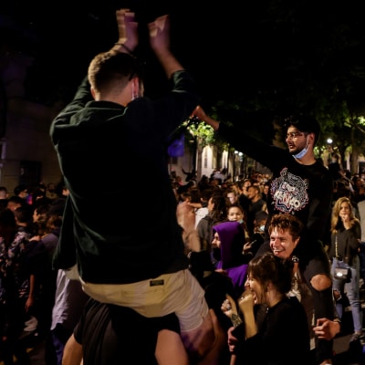 Människor firar uppluckrade restriktioner på gatan i Barcelona.