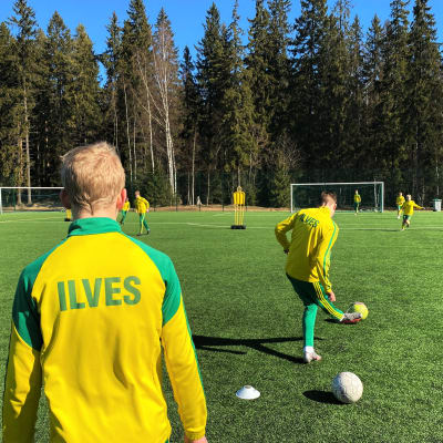 Pelaajia Ilveksen Ilves C15 (P06) edustuksen harjoituksissa Kaupin urheilupuistossa kentällä 2 huhtikuun 11. päivänä 2021..