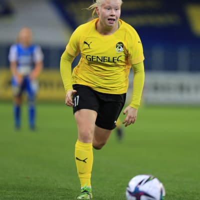 Anni Hartikainen spelar fotboll.