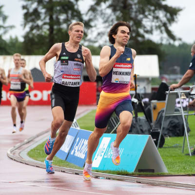 Santtu Heikkinen ja Topi Raitanen juoksevat radalla kilpailua.