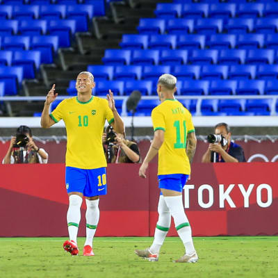 Richarlison i klargul brasiliansk spelblus jublar över ett av sina mål.