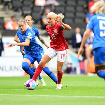 Pernille Harder med bollen.