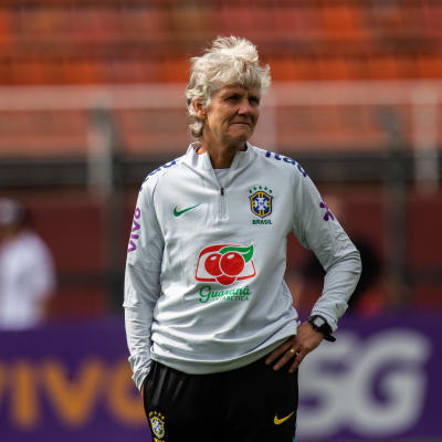 Pia Sundhage iklädd Brasiliens landslagsledartröja.
