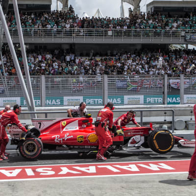 Kimi Räikkönens bil rullas till garaget