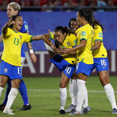 Marta firar karriärens 17:e VM-mål i segernatchen mot Italien i VM 2019.