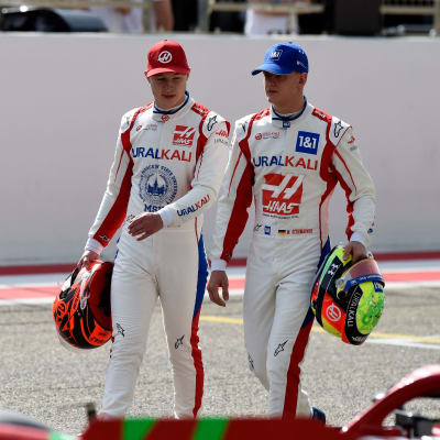 Nikita Mazepin ja Mick Schumacher jatkavat myös kaudella 2022.