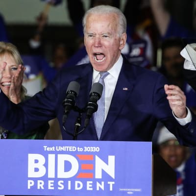 Joe Biden firar sin seger under supertisdagen.