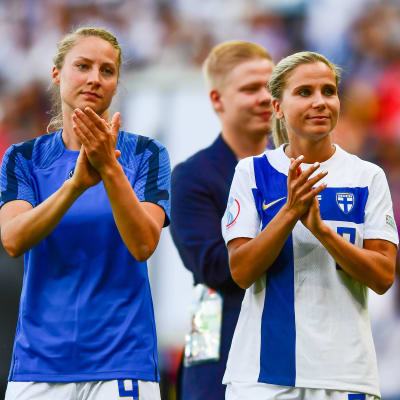 Juliette Kemppi och Tuija Hyyrynen tackar fans.