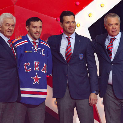Gennadij Timtjenko, Pavel Datsiuk, Roman Rotenberg och Alexander Medvedev på scenen på hockeylaget SKA:s försäsongstillställning.