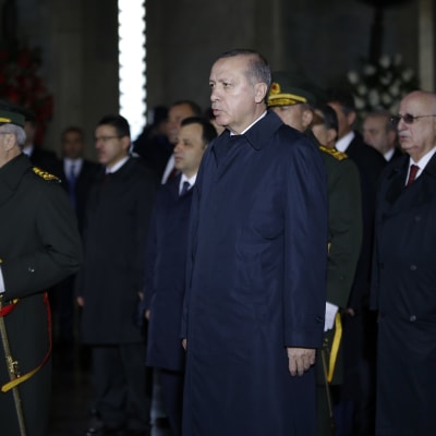Turkiets president Recep Tayyip Erdogan sa på lördagen attt regeringen kommer återinföra dödsstraffet. I bakgrunden premiärminister Binali Yildirim
