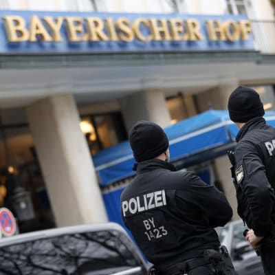 Poliser står utanför ett hotell i München där den årliga säkerhetskonferensen äger rum i februari 2022.